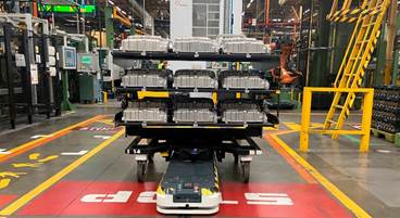 Un robot controlado por tecnología 5G lleva baterías en la planta de Ford en Valencia